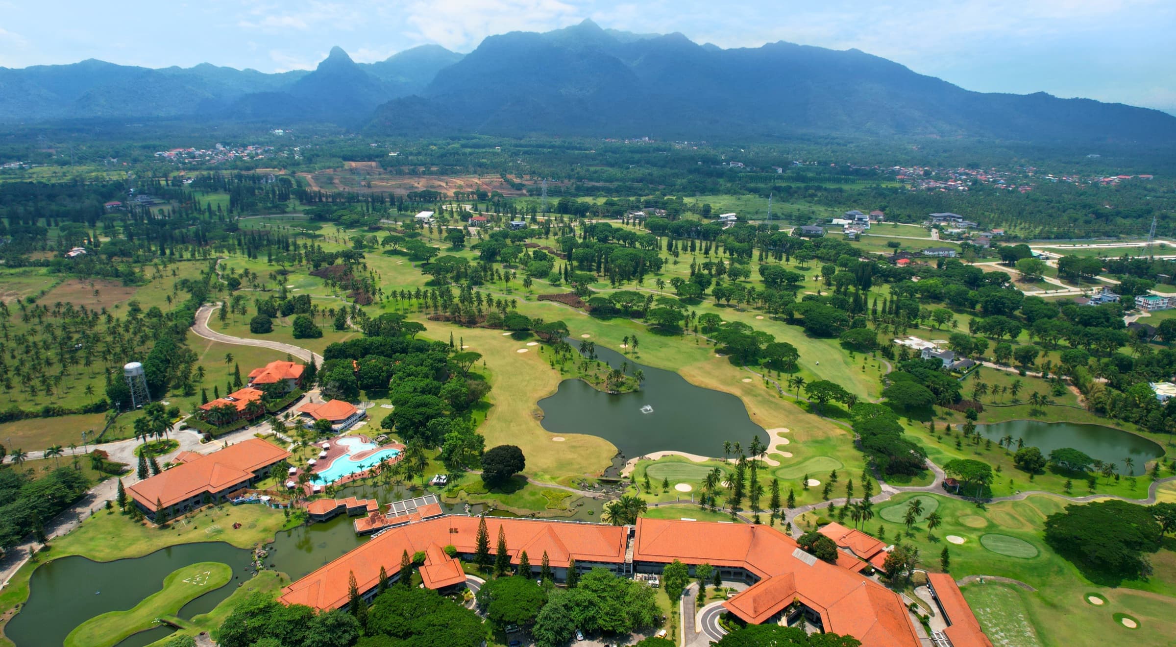 Mount Malarayat club hotel, country club and golf course from the air, with Mount Malarayat behind (photo)