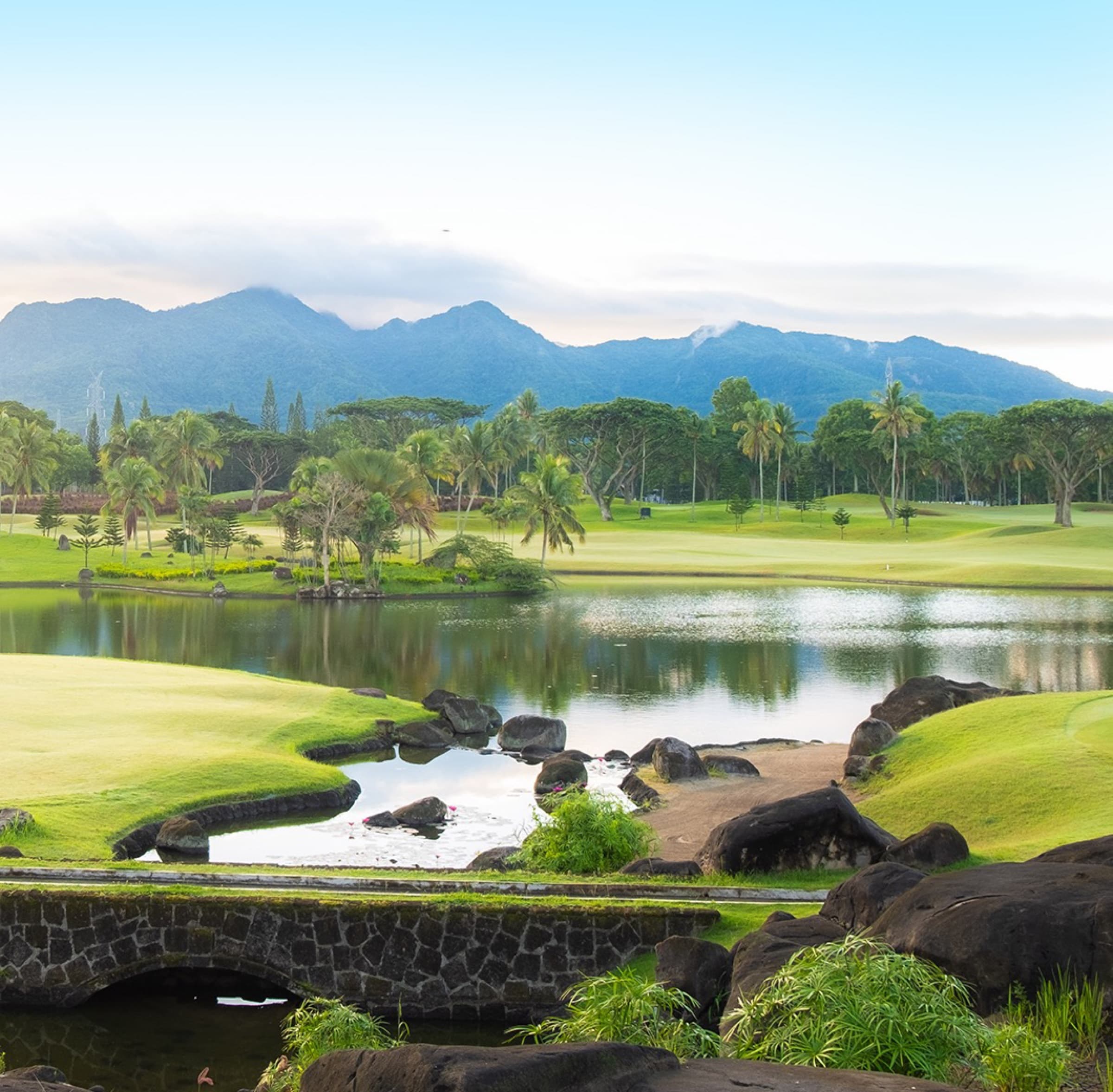 Lake, stone bridge and fairways on the Mount Malarayat golf course (photo)