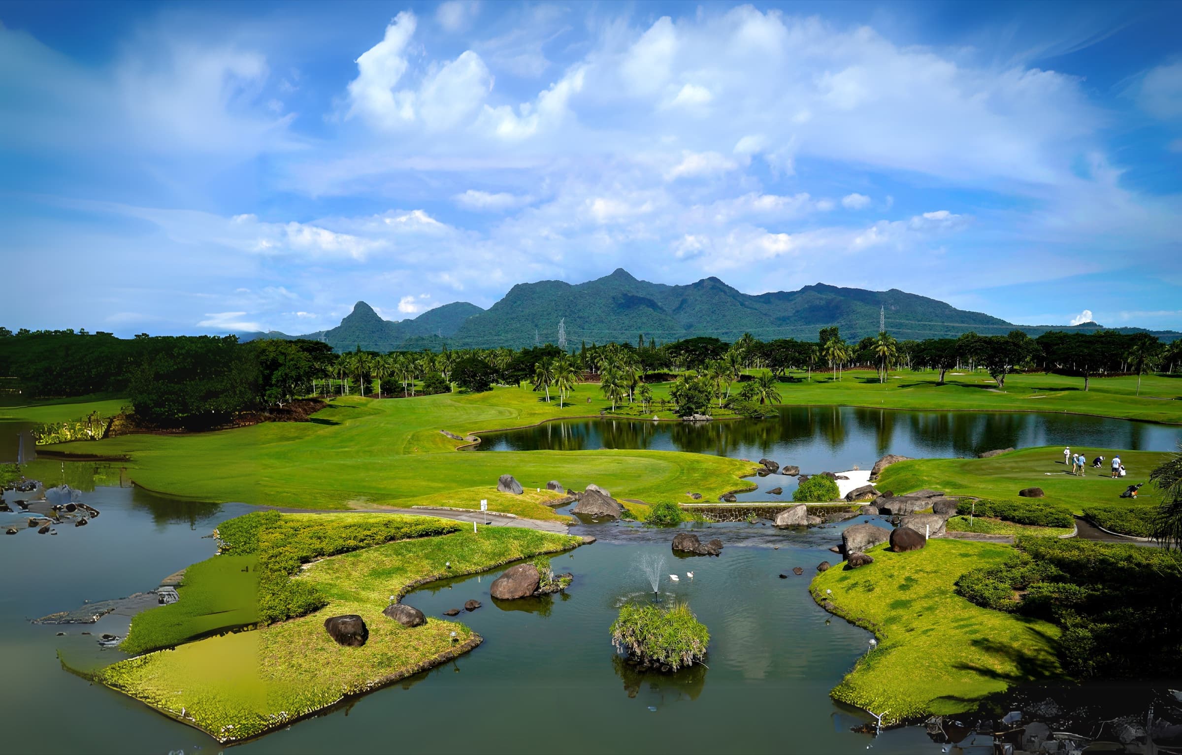 Water hazard and greens on the Mount Malarayat golf course (photo)