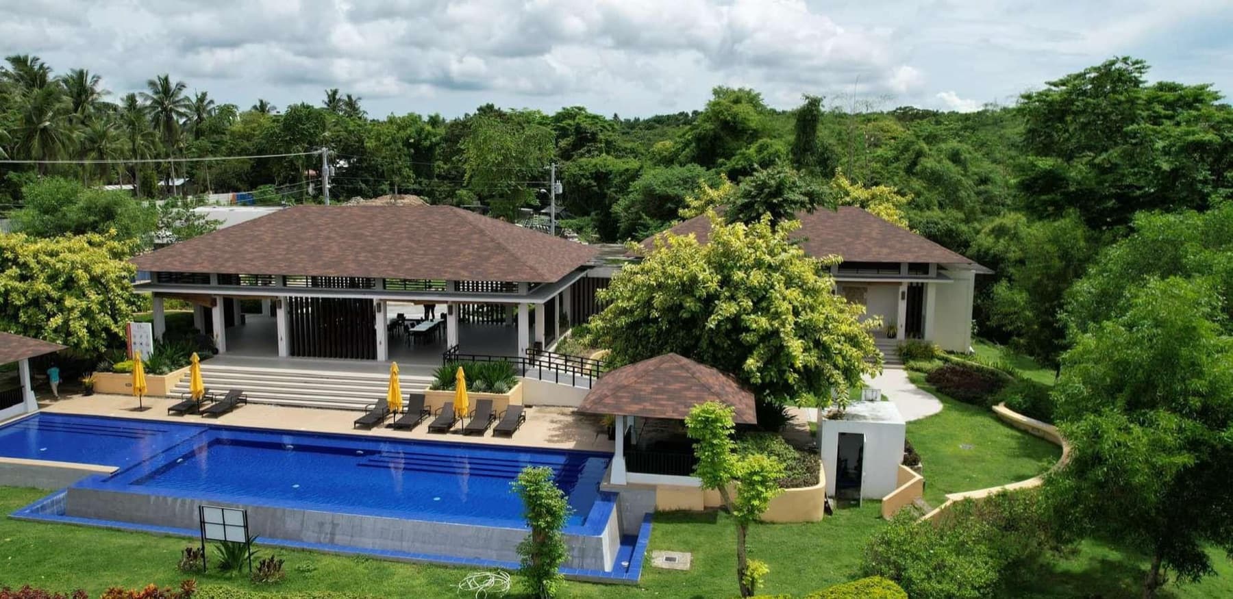 Playa Laiya, Hilltop Clubhouse and pool (photo)