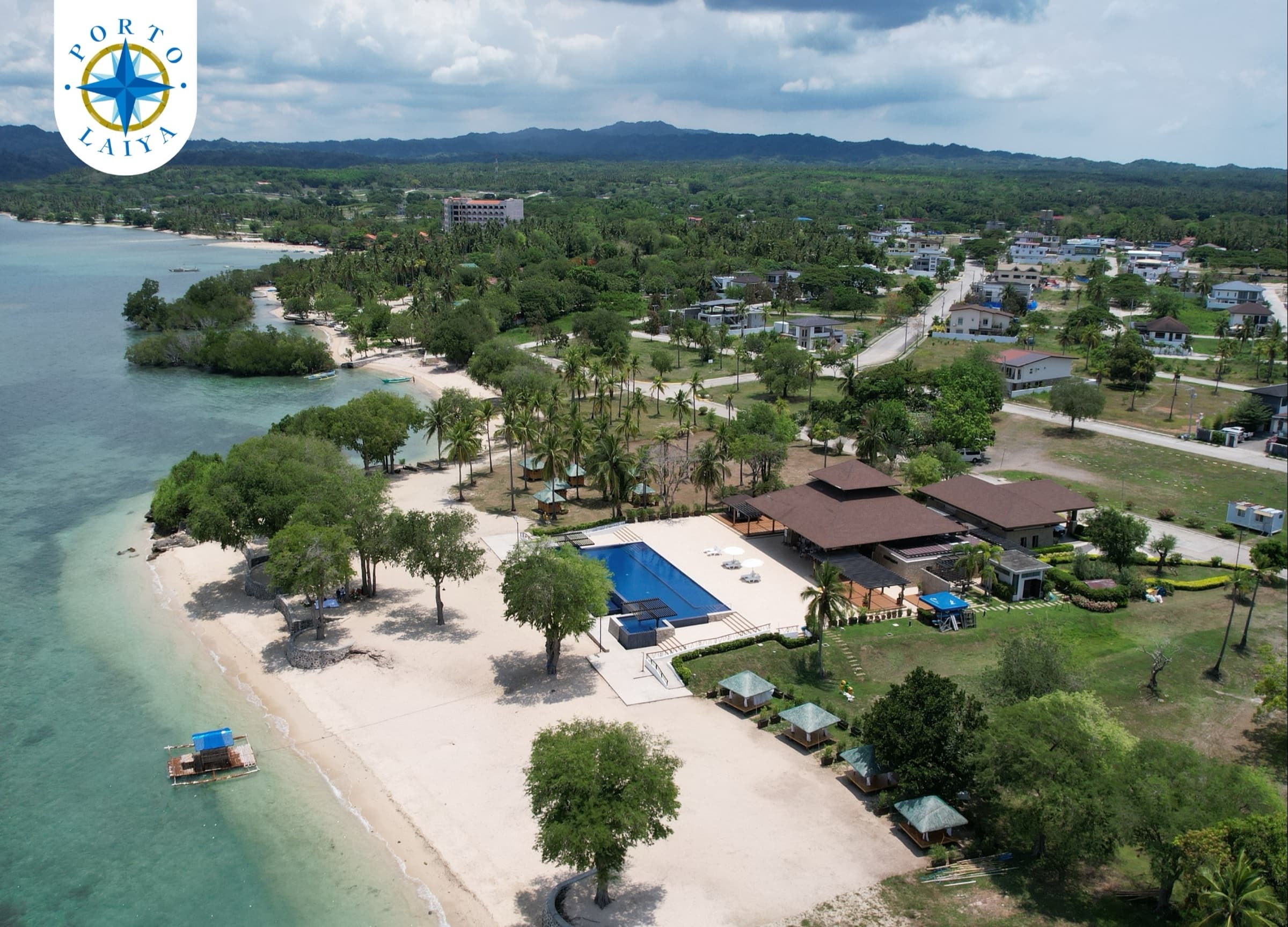 Porto Laiya white-sand beach and Tamarind Cove resort from the air (photo)