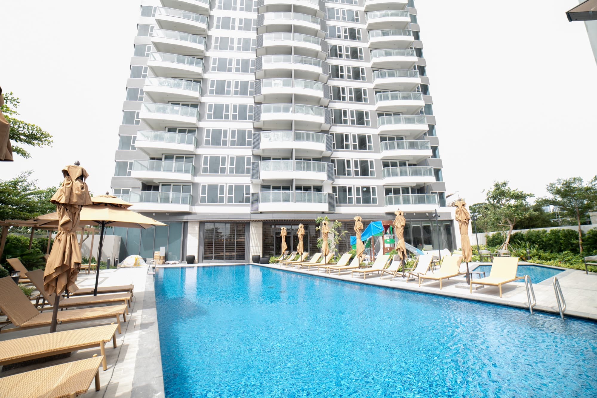 Shang Residences at Wack Wack, the tower above the pool (photo)