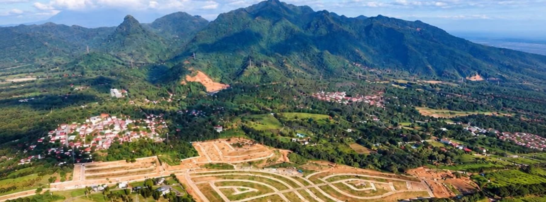 South Palmgrove, aerial view of the village roads and the hills of Lipa (photo)